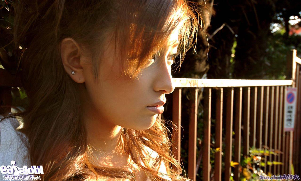 15P Japanese av idol Nao Yoshizaki showing pussy