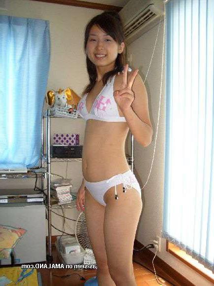 15P Asian girlfriend shows shaved twat in homemade pix