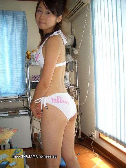 15P Asian girlfriend shows shaved twat in homemade pix