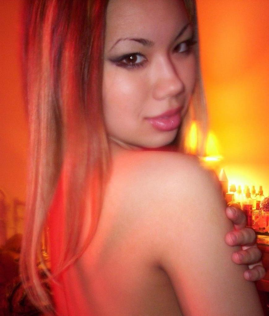 15P Gorgeous amateur Asian teen GF bathes and poses in homemade pix