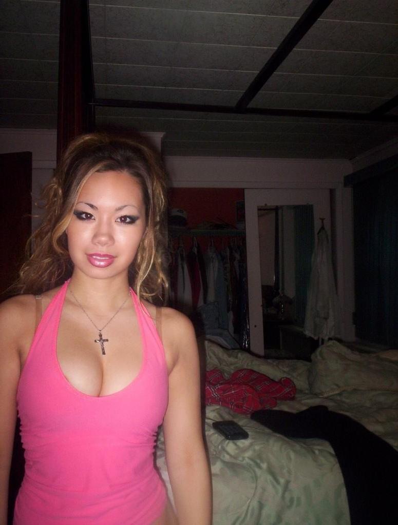 15P Gorgeous amateur Asian teen GF bathes and poses in homemade pix
