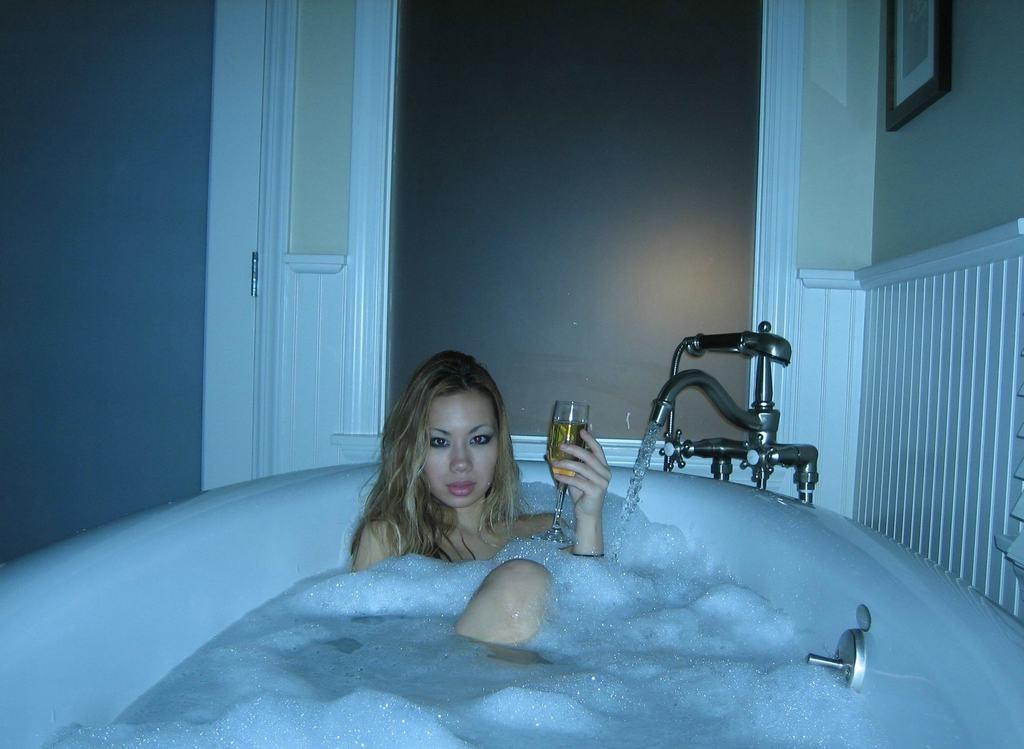 15P Gorgeous amateur Asian teen GF bathes and poses in homemade pix