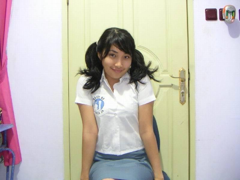 15P Homemade pix of small titted amateur Asian teen GF in pigtails