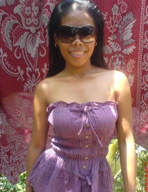 15P Homemade Asian girlfriend in sunglasses slides lollipop in pussy