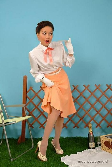 16P Asiatisches Pinup in Strümpfen
