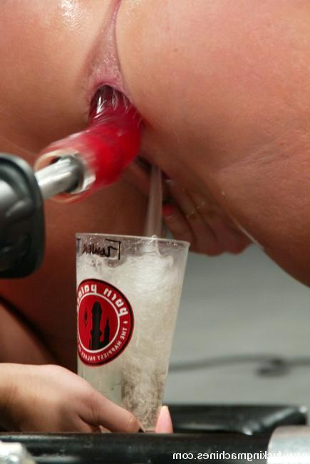 15P Two sexy babes drills pussies by fucking machines and squirt