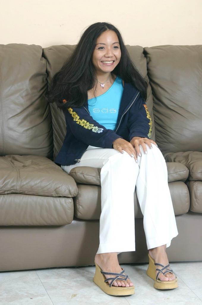 16P Cute asian girl makes her pussy squirt