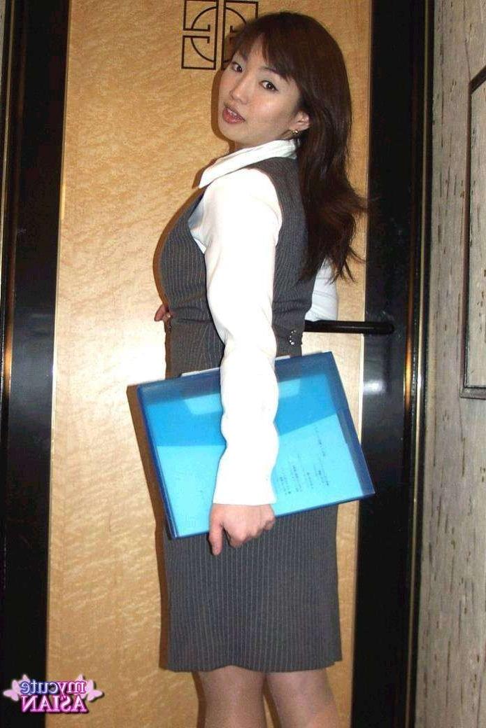15P Hot japanese babe fucked in hotel by her boss