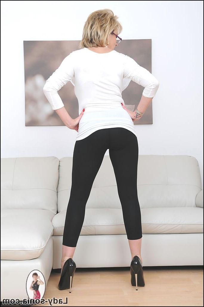 15P Ass tease in tight leggings mature blonde babe with hot body