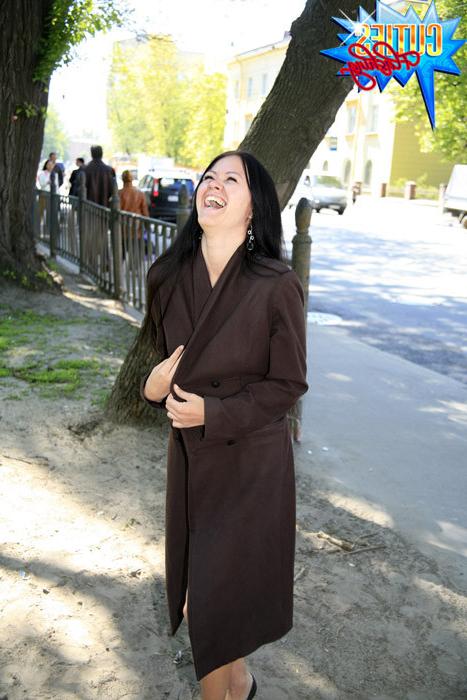 16P Busty demonstrates her luscious body in the street