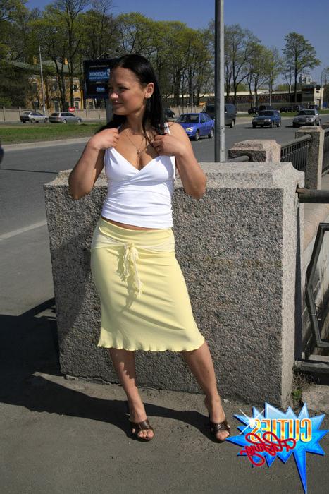16P Brunette flashes ass and tits on a sun-lit street