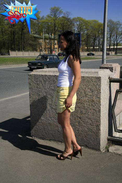 16P Brunette flashes ass and tits on a sun-lit street