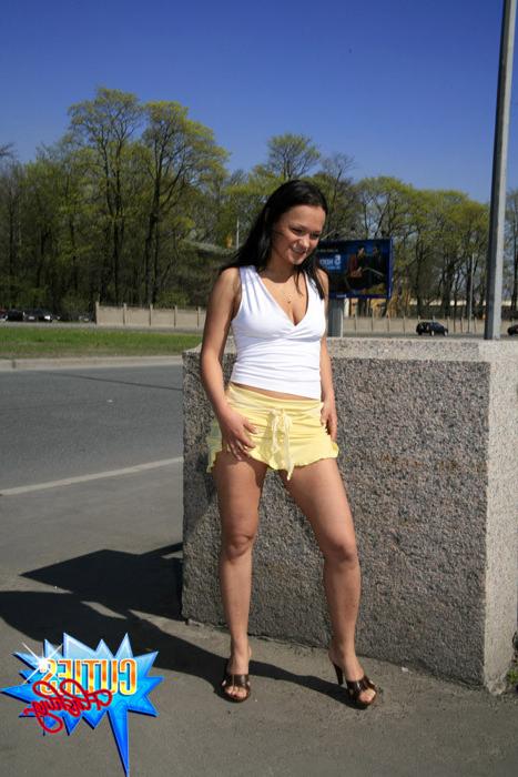 16P Brunette flashes ass and tits on a sun-lit street