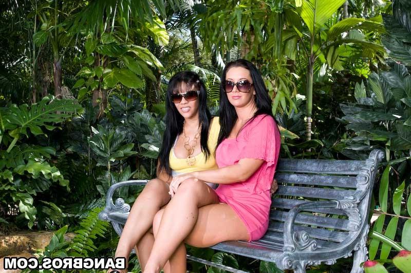 17P Two beautiful babes with huge asses fucking outdoor