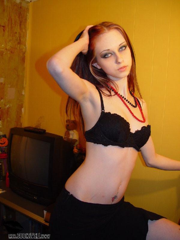 15P Naughty Liz Vicious fingering her pussy
