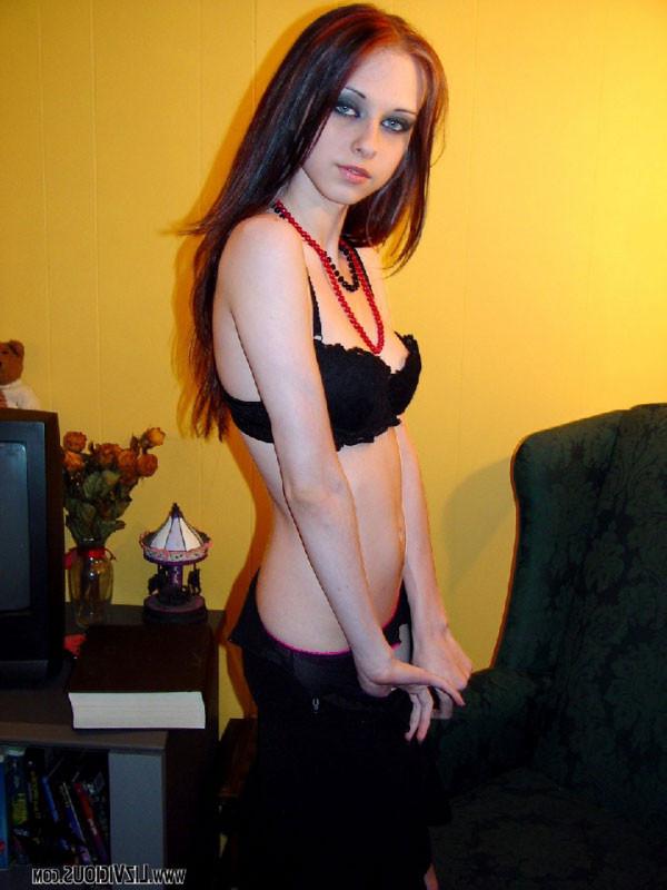 15P Naughty Liz Vicious fingering her pussy
