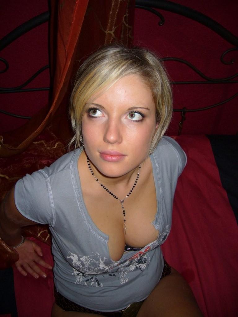 10P Lusty girlfriend poses bare titted in homemade pictures