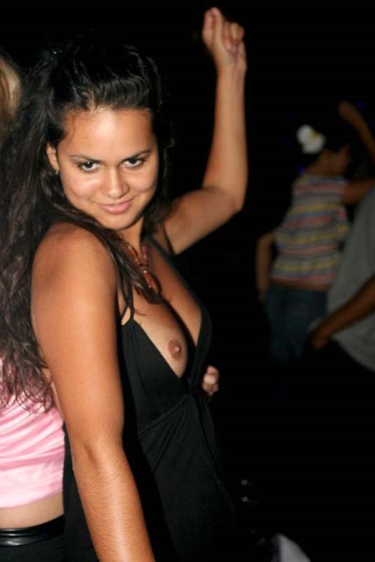 12P some sexy babes at the beach