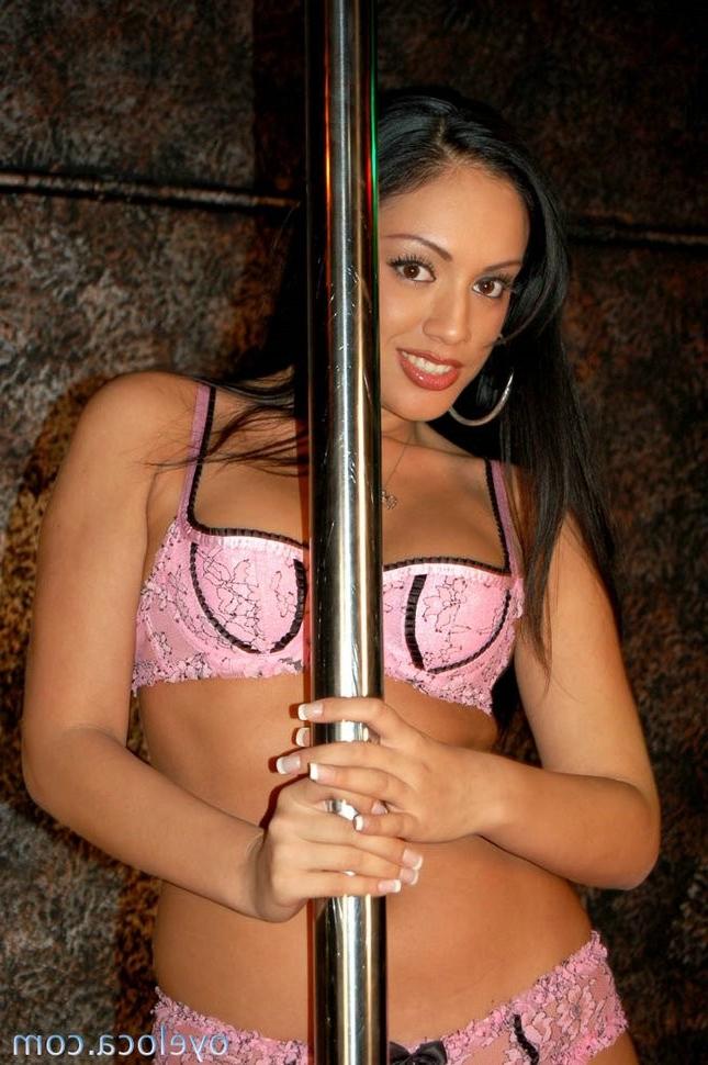 16P stripper gets her pussy plugged