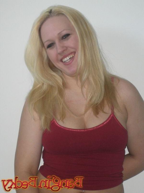 15P blonde curvacious babe shows off her pink pussy
