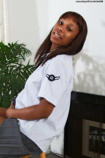 16P Ebony amateur teen strips to show her booty /