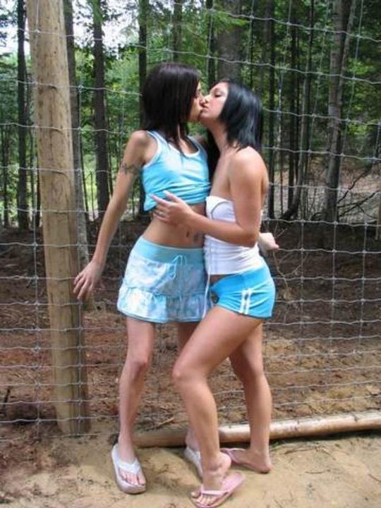 16P two gorgeous babes making out