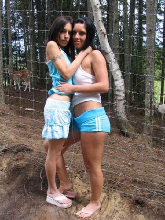 16P two gorgeous babes making out
