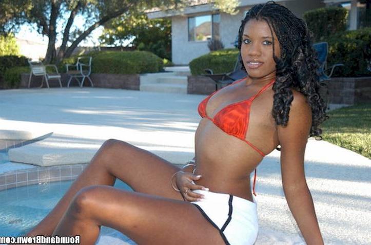 15P Ebony babe with round booty posing
