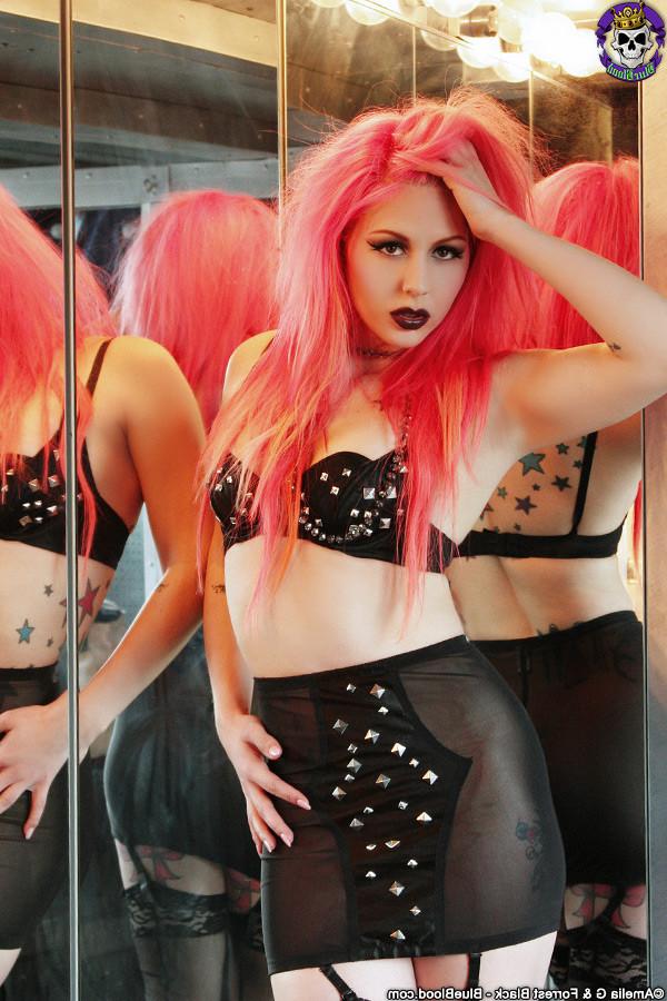 15P Goth babe Annalee Belle in hot black lingerie