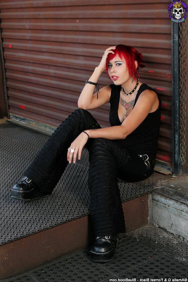 15P Sexy Gothic babe Scarlet Starr outside in boots and nothing else
