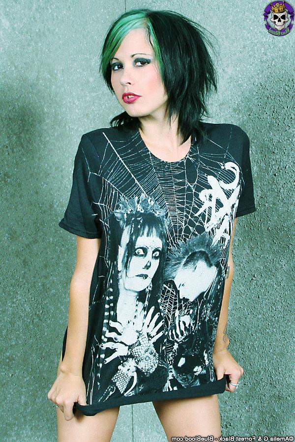 15P Goth rocker babe Scarlet Starr shows off her amazing tits