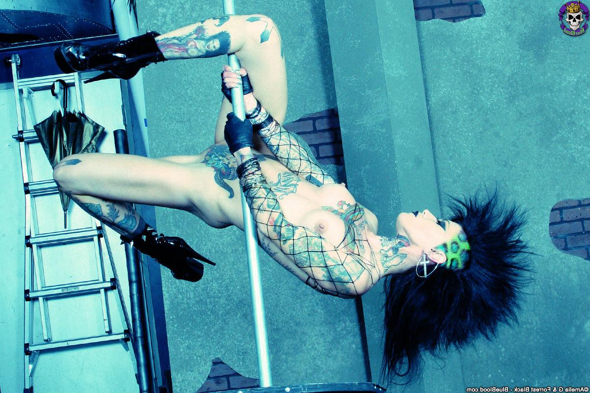 15P Tattooed Superstar Malice McMunn Shows Off her Skilled Body