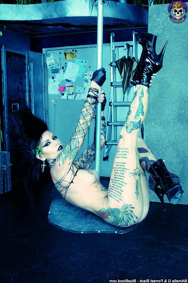 15P Tattooed Superstar Malice McMunn Shows Off her Skilled Body