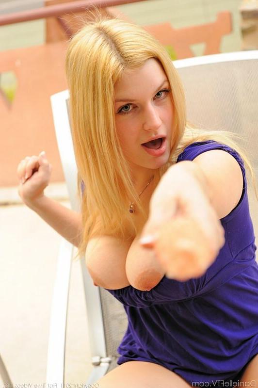 15P Danielle FTV masturbates with bubble toy on balcony