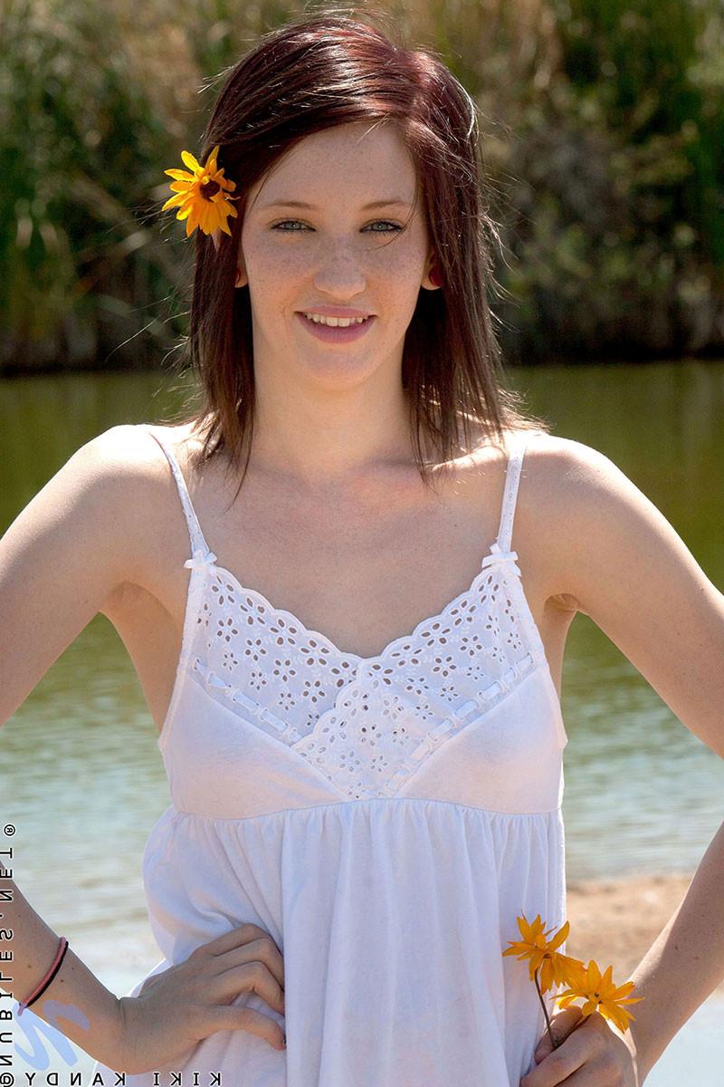 12P Amateur babe is not ashamed to spread her pink pussy outdoors