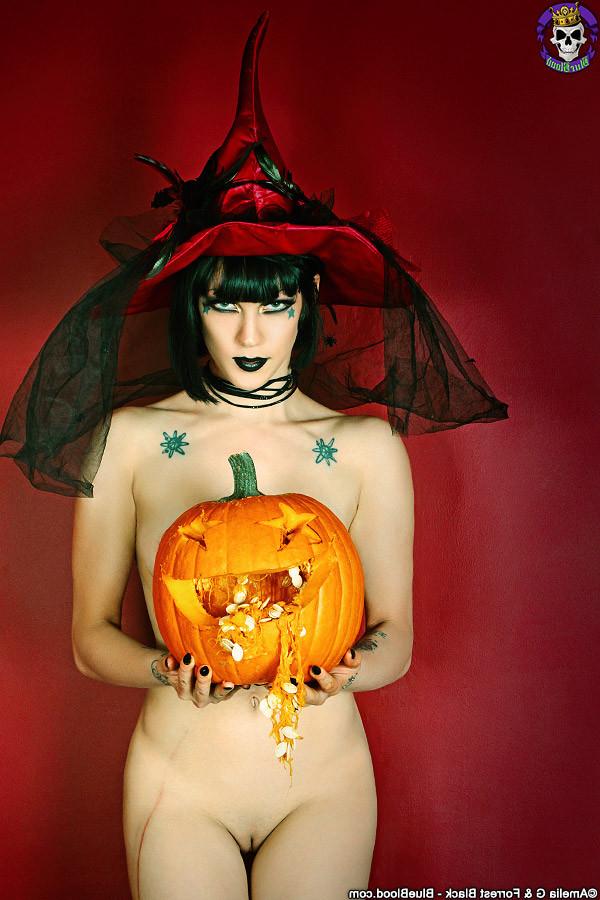 15P Goth Babe Asphyxia Noir Carves a Pumpkin Naked