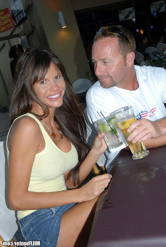 15P Sexy milf mom catches a nice facial from a stranger here in these pics