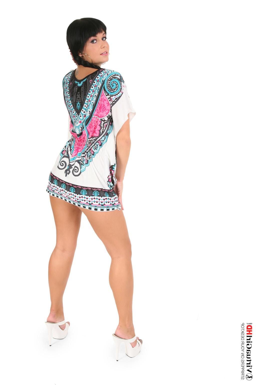 15P Stop watching pictures and get Victoria Blaze stripping on your desktop