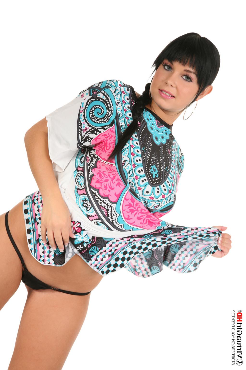 15P Stop watching pictures and get Victoria Blaze stripping on your desktop