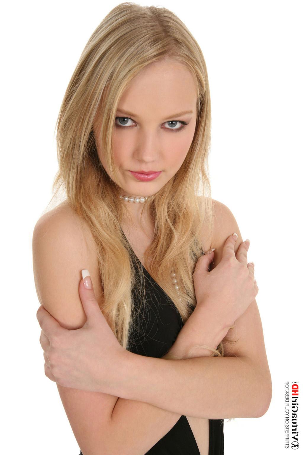 15P Stop watching pictures and get Sarka stripping on your desktop