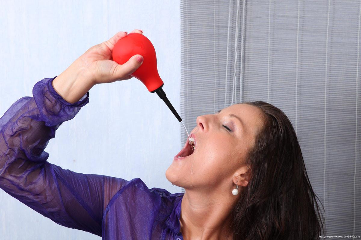 15P Nasty Valentina gives herself a pee enema