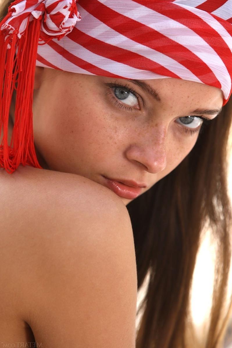 15P Gorgeous brunette babe Indiana posing outdoors in nude erotica
