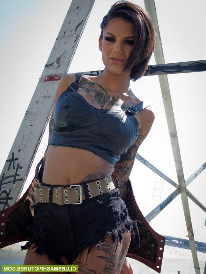 15P Bonnie Rotten takes a sexy break from zombie hunting