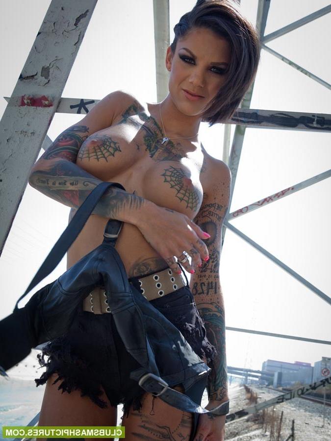 15P Bonnie Rotten takes a sexy break from zombie hunting