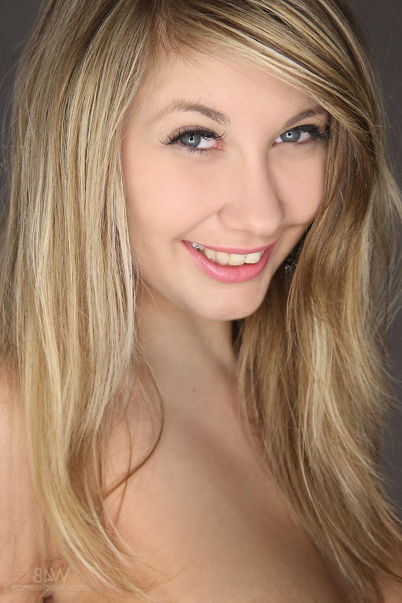 16P Erotic teen babe Holly posing in nude shots