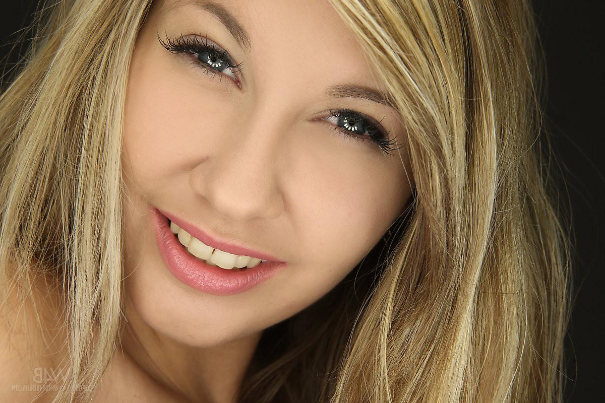 16P Erotic teen babe Holly posing in nude shots