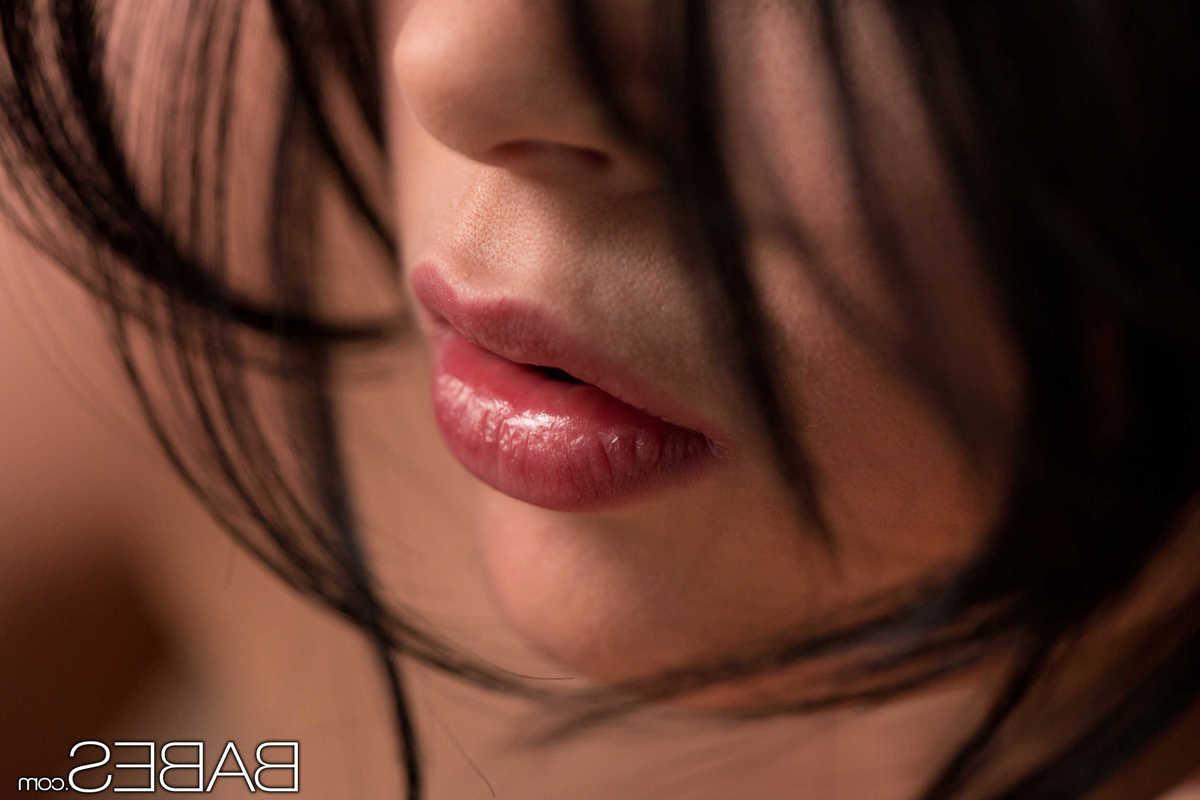 16P Sexy teen babes licking pussy in erotic pics