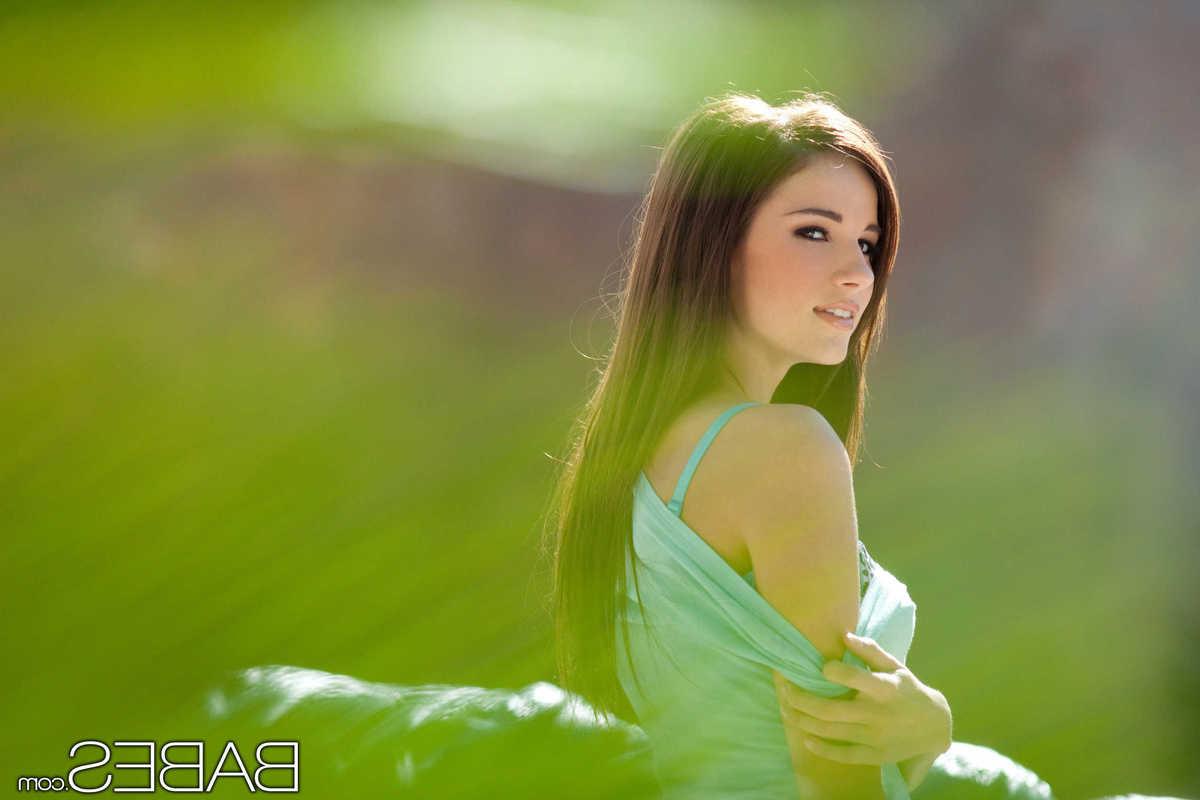 16P Petite teen babe Madison Morgan strip teasing