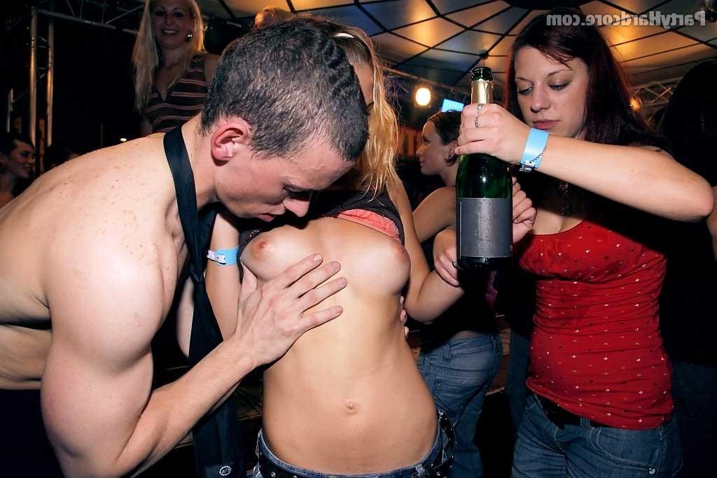 16P Amateur babes fucking in a delicious party
