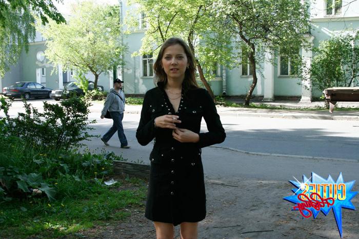 16P Sexy kitty shows her skills in the street
